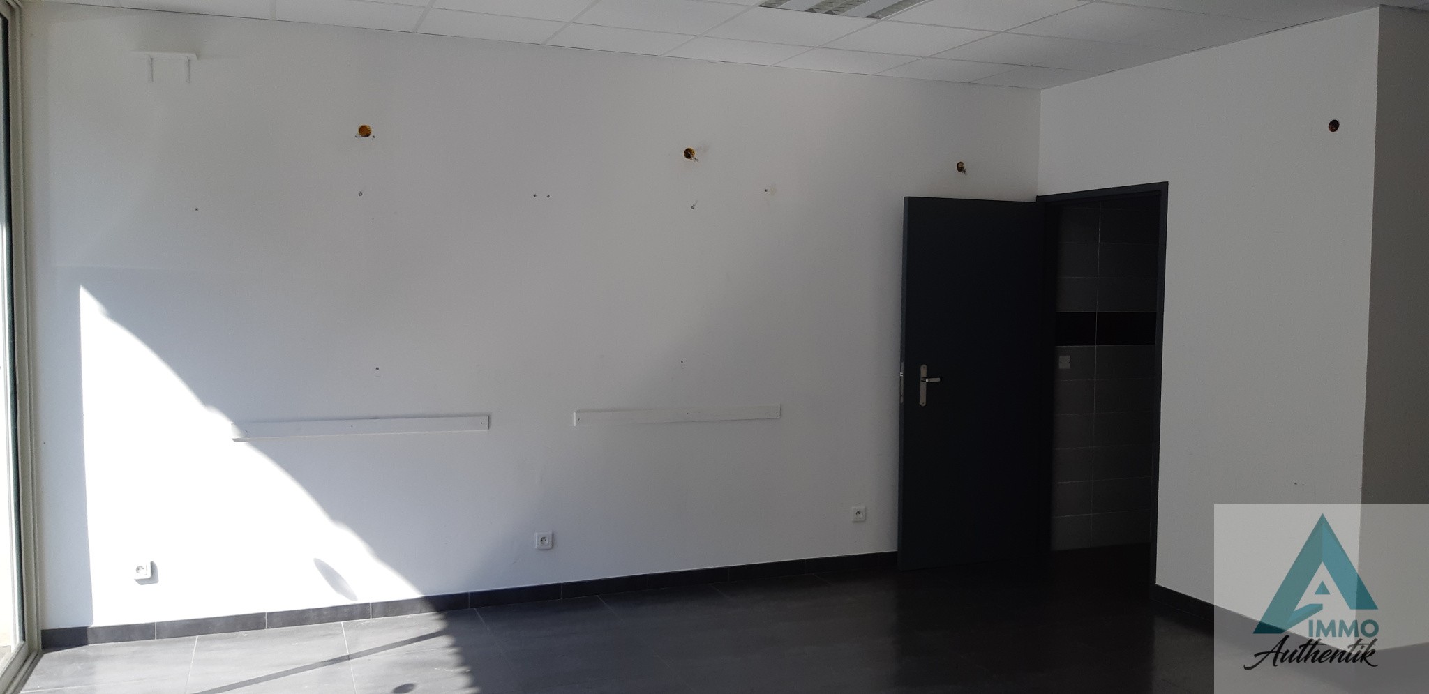 Local commercial à louer à Auriol, 74,56 m² – photo 2 sur 11