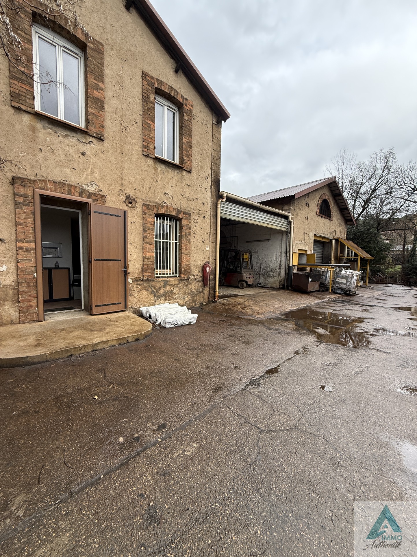 Local commercial à louer à Roquevaire, 1 160 m² – photo 1 sur 12