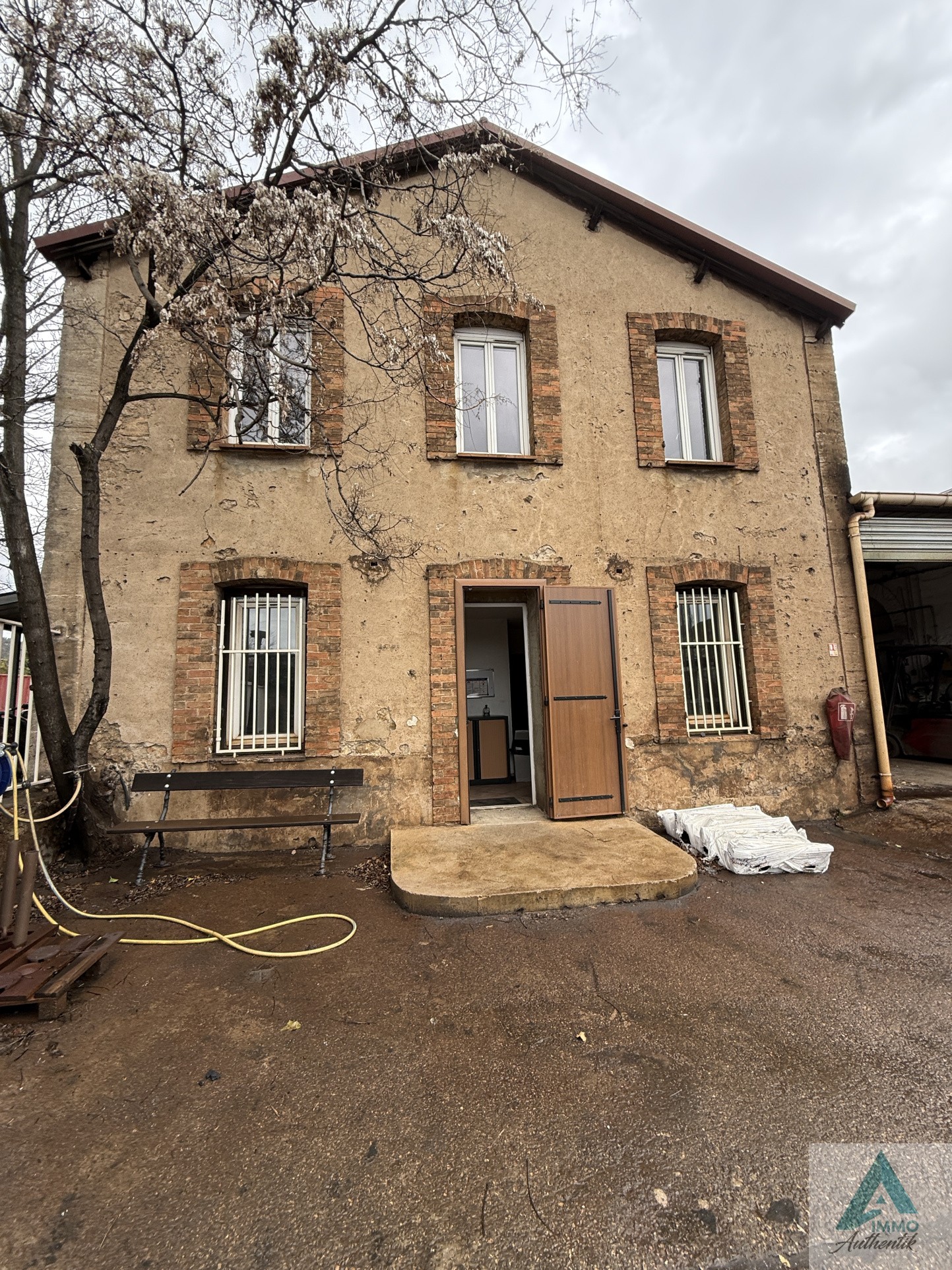 Local commercial à louer à Roquevaire, 1 160 m² – photo 2 sur 12