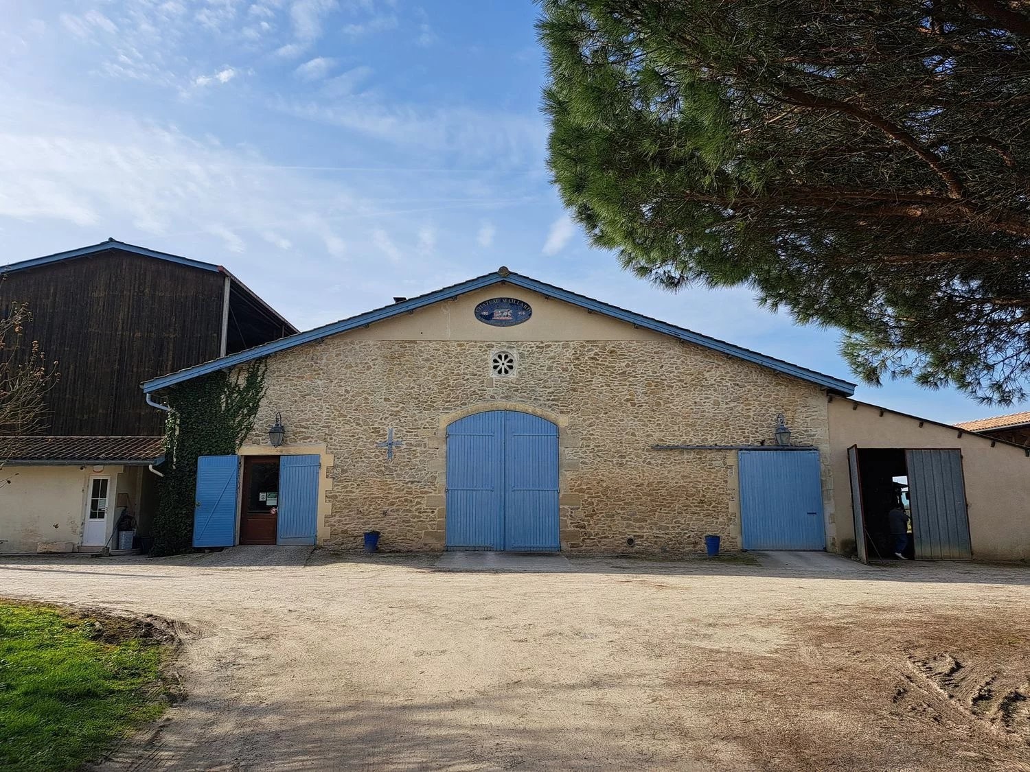 Outil de travail avec bâtiments sur 1 hectare — photo 1