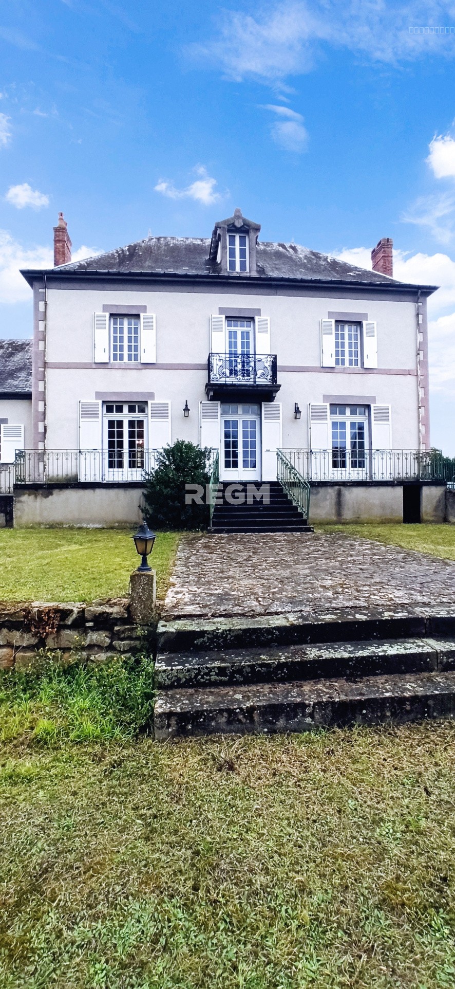 Bien immobilier à vendre à Avord, 228,5 m², 8 pièces – photo 1 sur 19