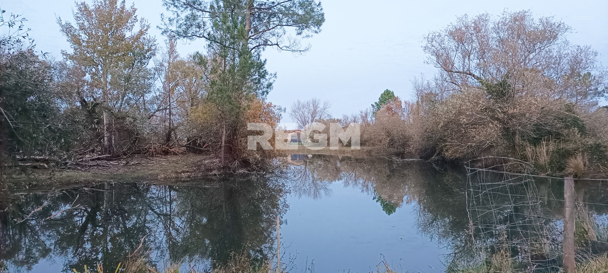 PRL sur terrain avec plans d'eau — photo 1