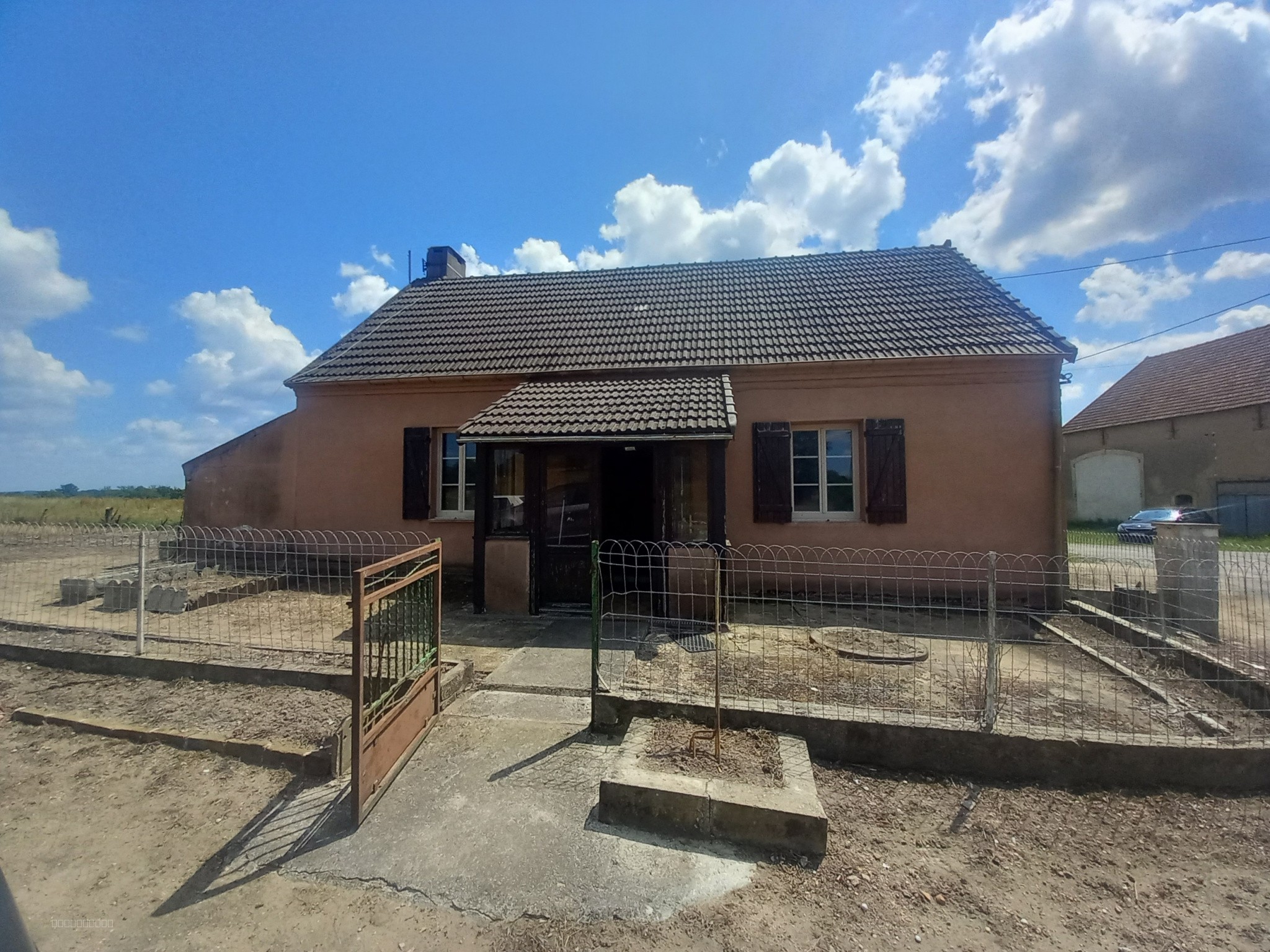 Maison à vendre à Montambert, 1 329 m², 3 pièces – photo 2 sur 11