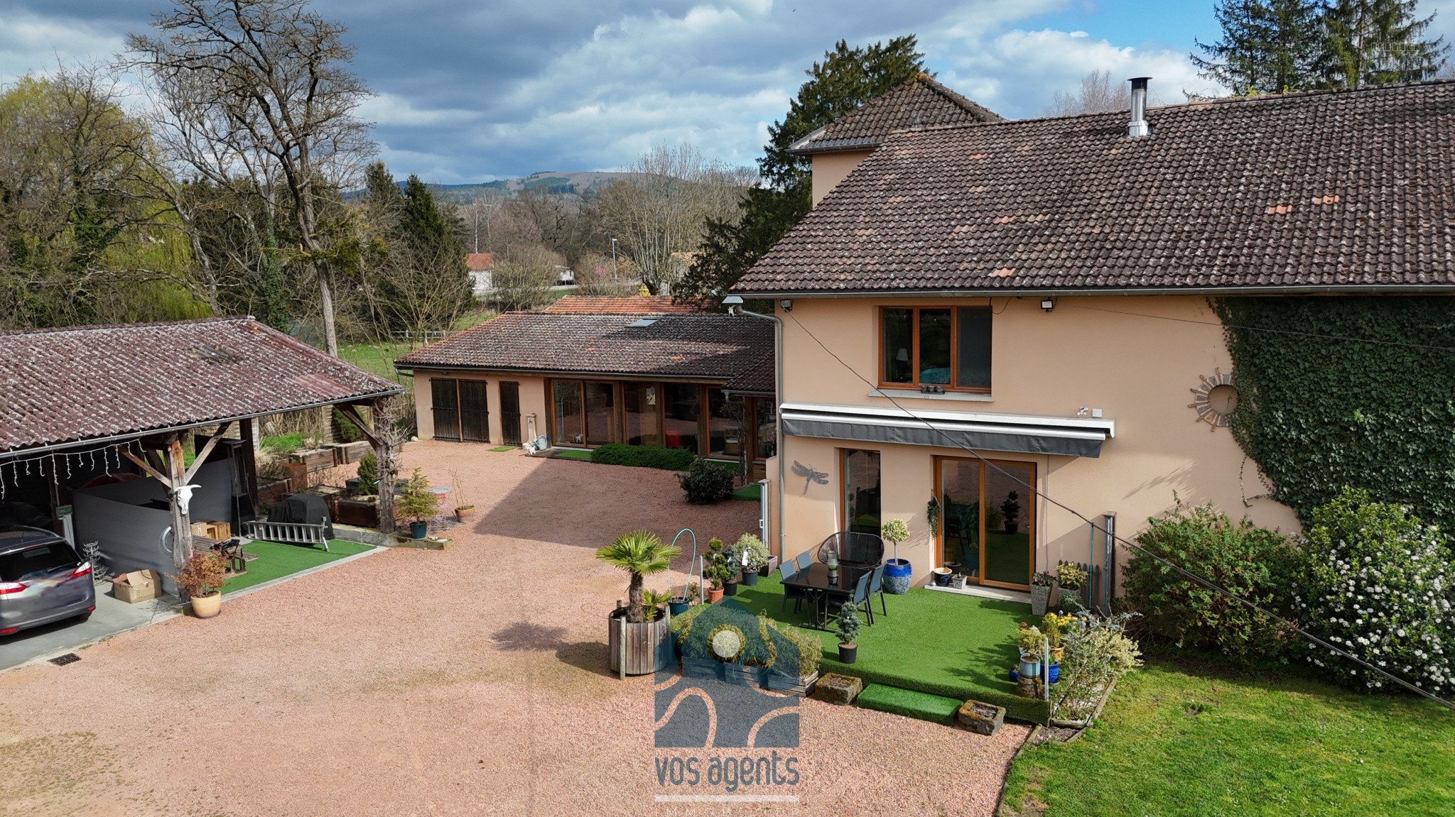 Bien immobilier à vendre à Puy guillaume, 60 m², 6 pièces – photo 1 sur 20