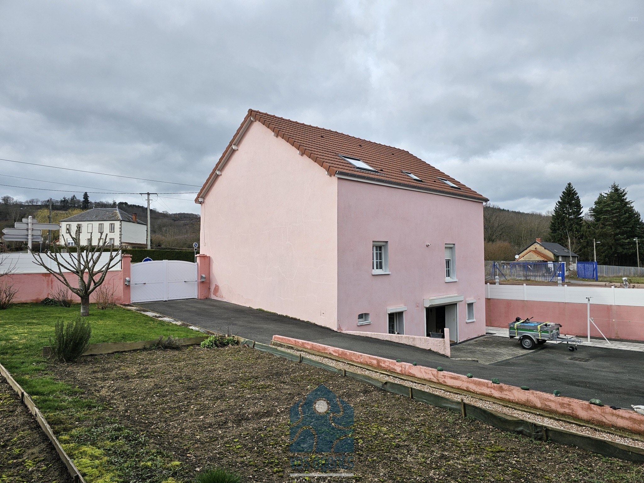 Maison 3 pièces avec garage, cour et grenier — photo 1