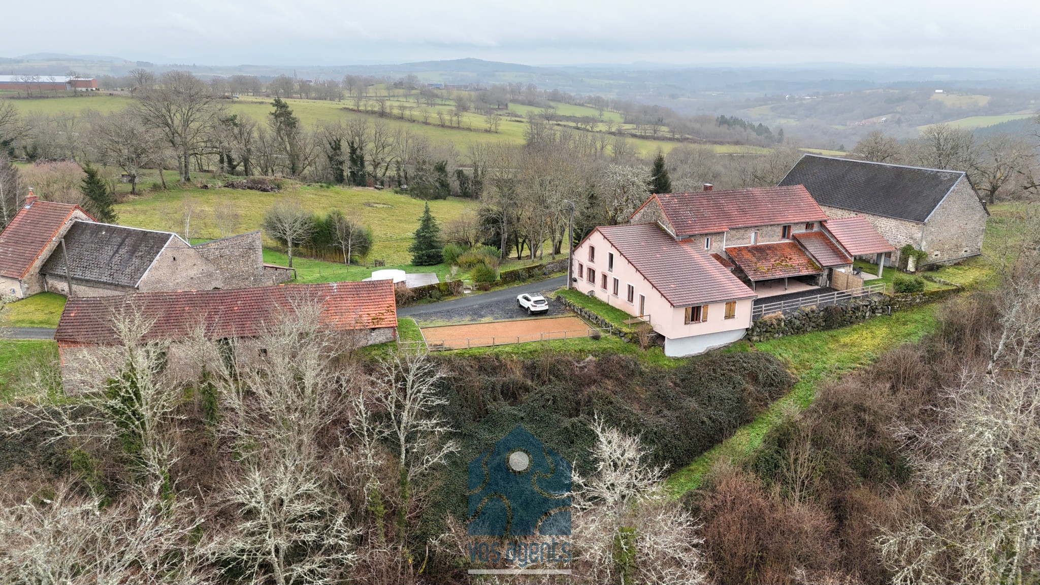 Bien immobilier à vendre à Charensat, 27 m², 9 pièces – photo 1 sur 20