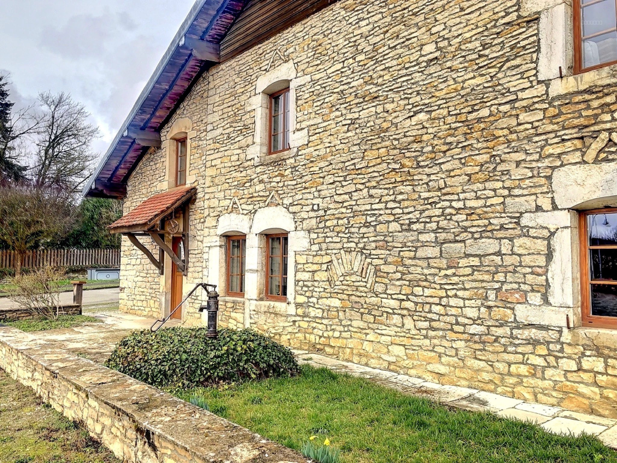 Maison style ferme de 137 m2 sur 1572 m2 de terrain 15 MNS PONT DE ROIDE — photo 7