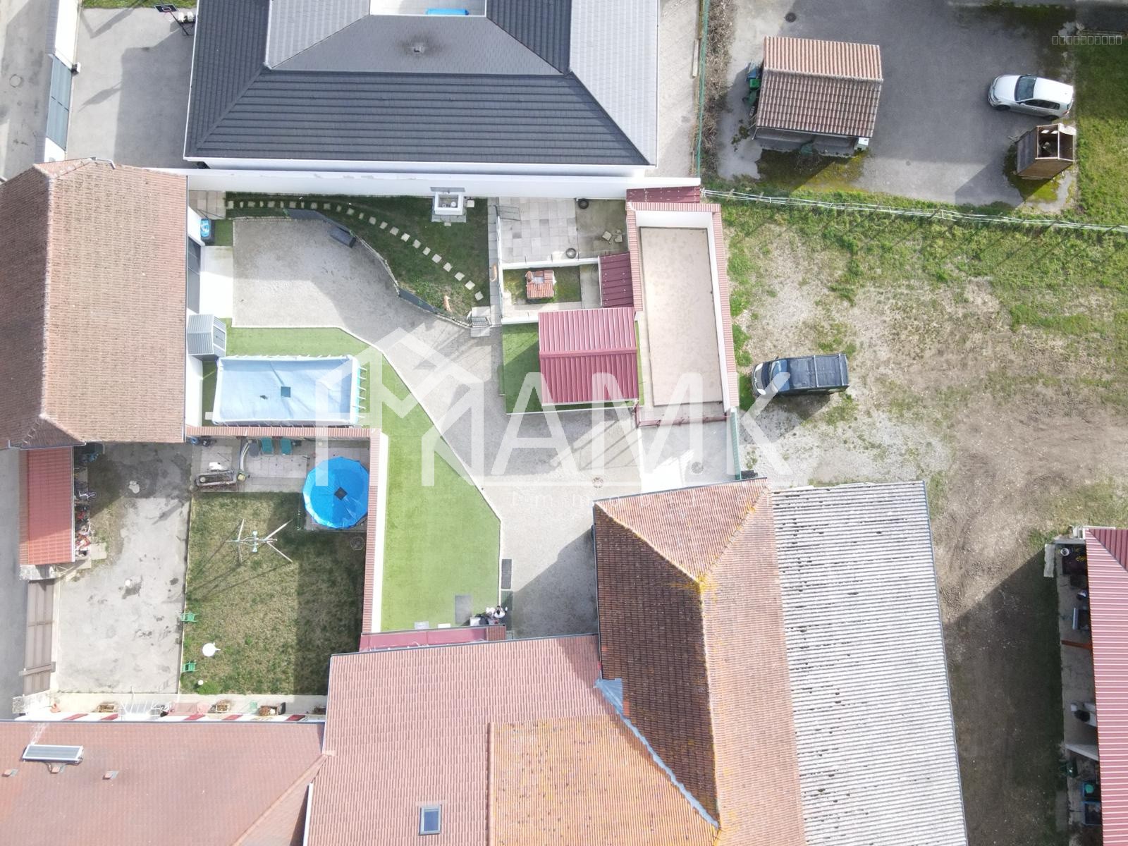 Maison de 165,52 m2   8 pièces   1000 m2 de terrain  plat  Chalet   Piscine   Dépendances   box — photo 3