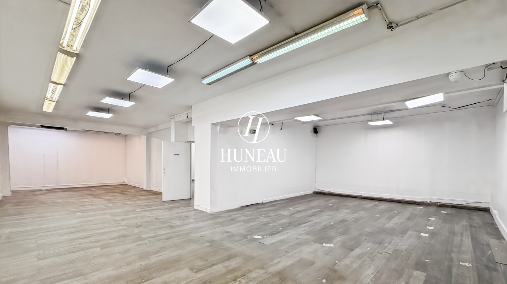 LOCAL COMMERCIAL DE 380 M2 SUR DEUX NIVEAUX — photo 7