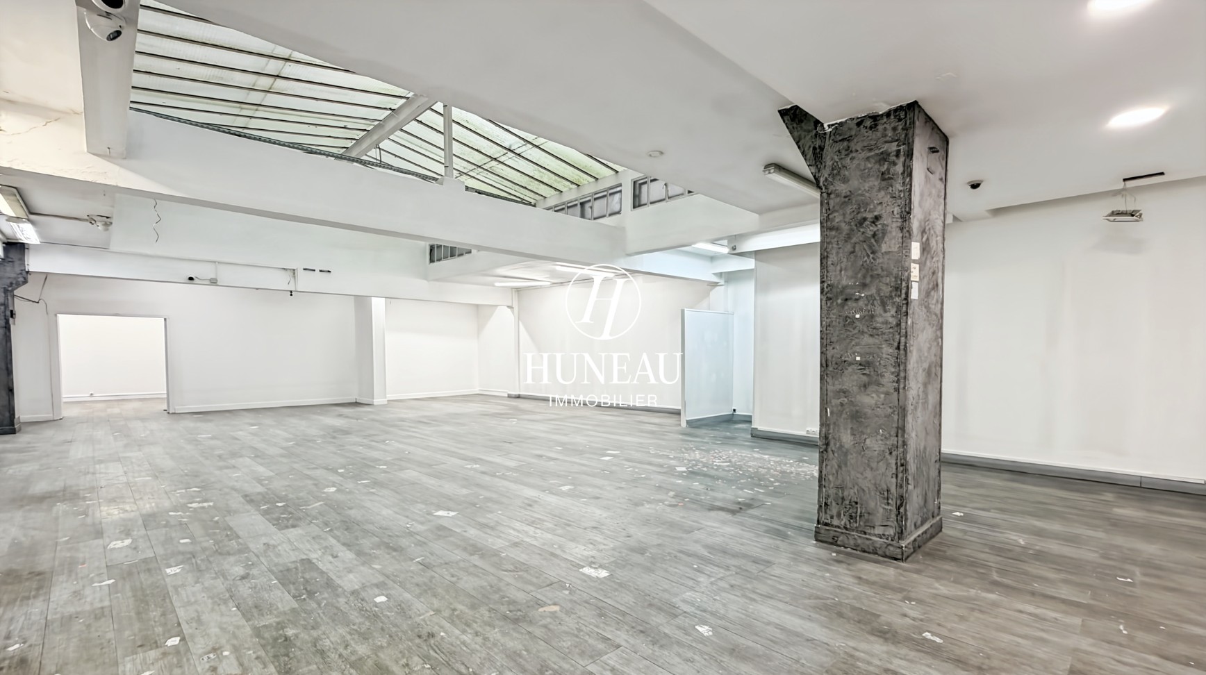 LOCAL COMMERCIAL DE 380 M2 SUR DEUX NIVEAUX — photo 4