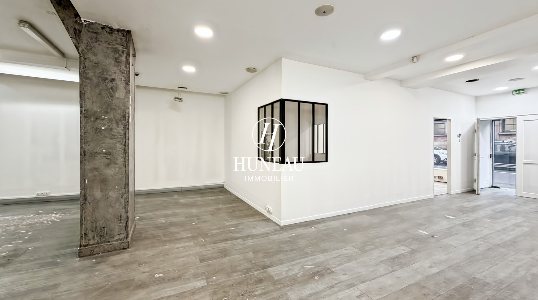 LOCAL COMMERCIAL DE 380 M2 SUR DEUX NIVEAUX — photo 3