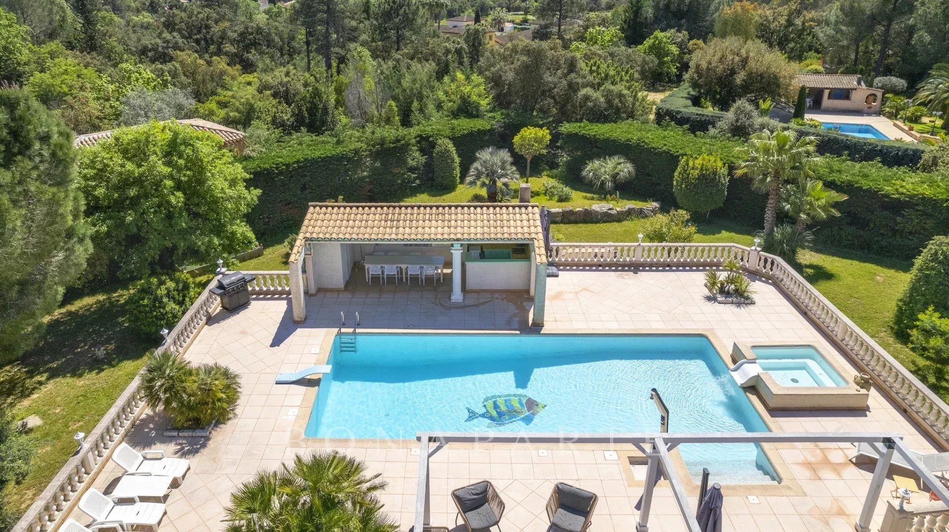 Bien immobilier à vendre à Roquebrune sur argens, 258 m², 10 pièces – photo 1 sur 4