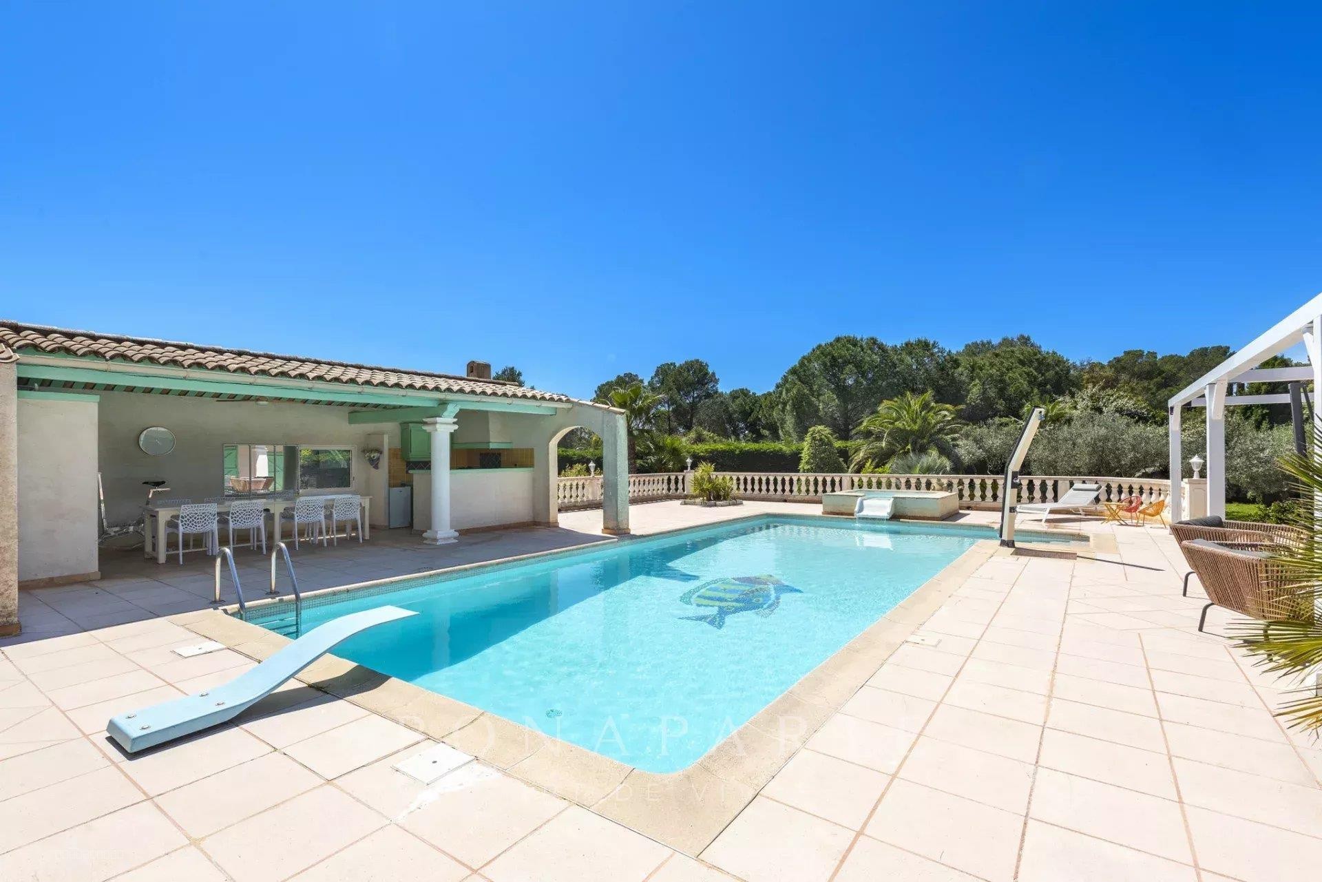 Bien immobilier à vendre à Roquebrune sur argens, 258 m², 10 pièces – photo 2 sur 4