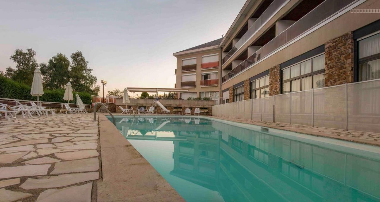 Bien immobilier à vendre à Baraqueville, 2 600 m², 50 pièces – photo 1 sur 6
