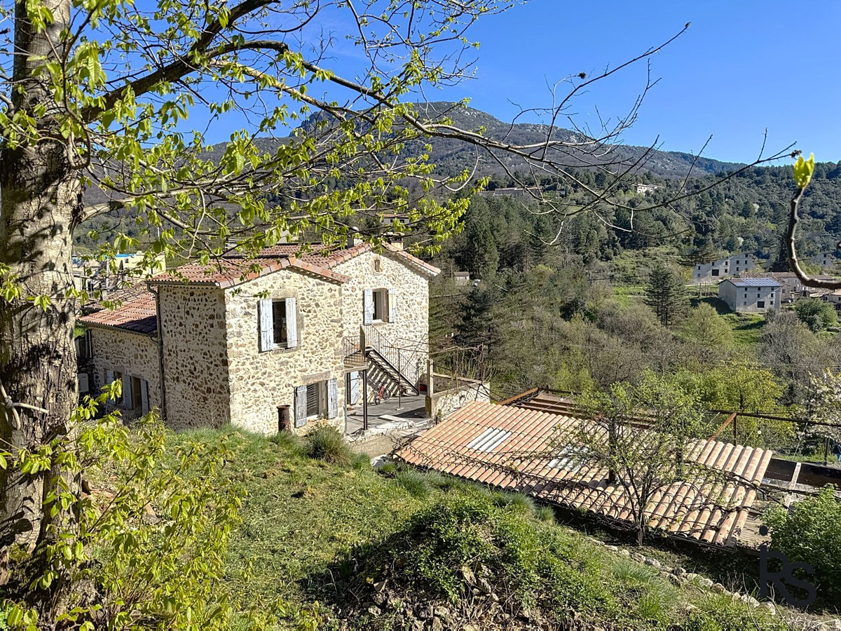 Maison à vendre à Rocles, 31 m², 8 pièces – photo 1 sur 13