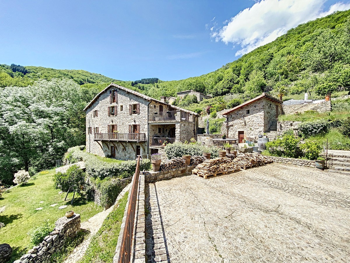 Maison à vendre à Burzet, 330 m², 10 pièces – photo 2 sur 16