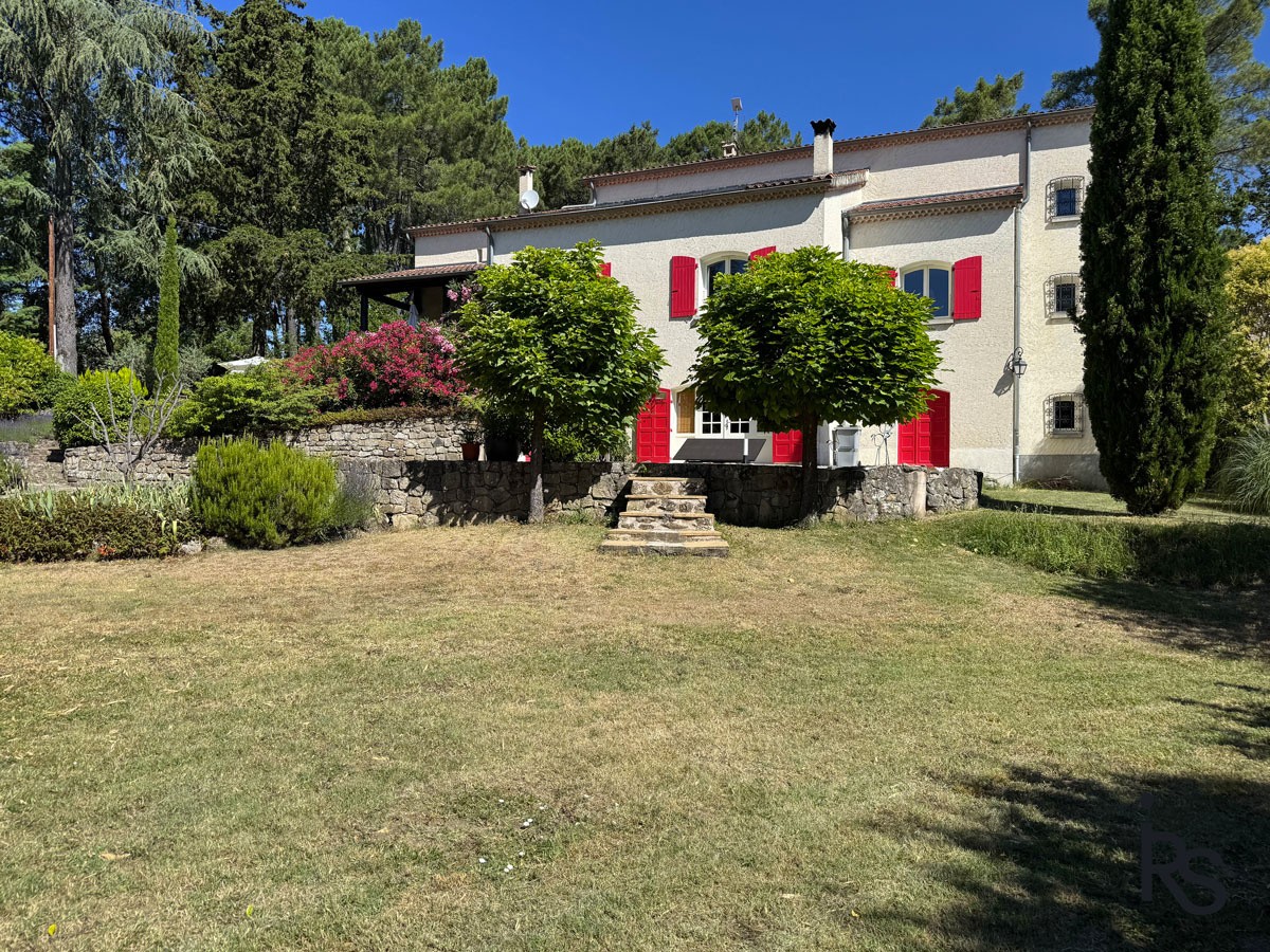 Villa à vendre à Chassiers, 267 m², 9 pièces – photo 1 sur 12