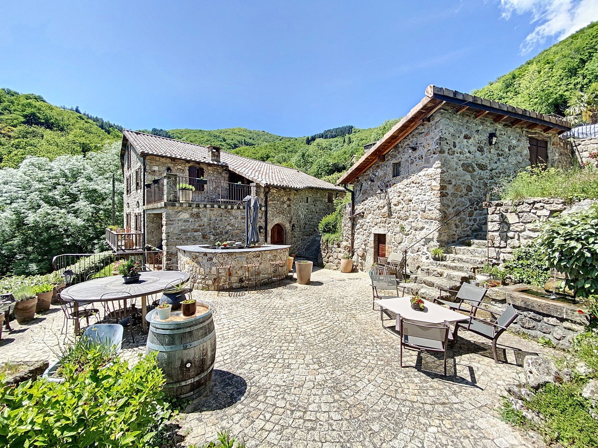 Maison à vendre à Burzet, 330 m², 10 pièces – photo 1 sur 16