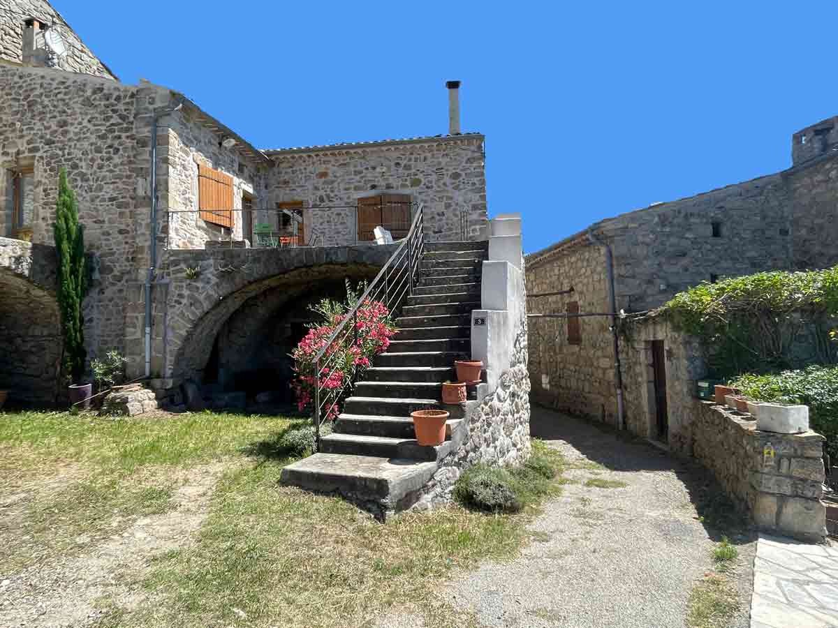 Bien immobilier à vendre à Vinezac, 38,7 m², 19 pièces – photo 2 sur 20