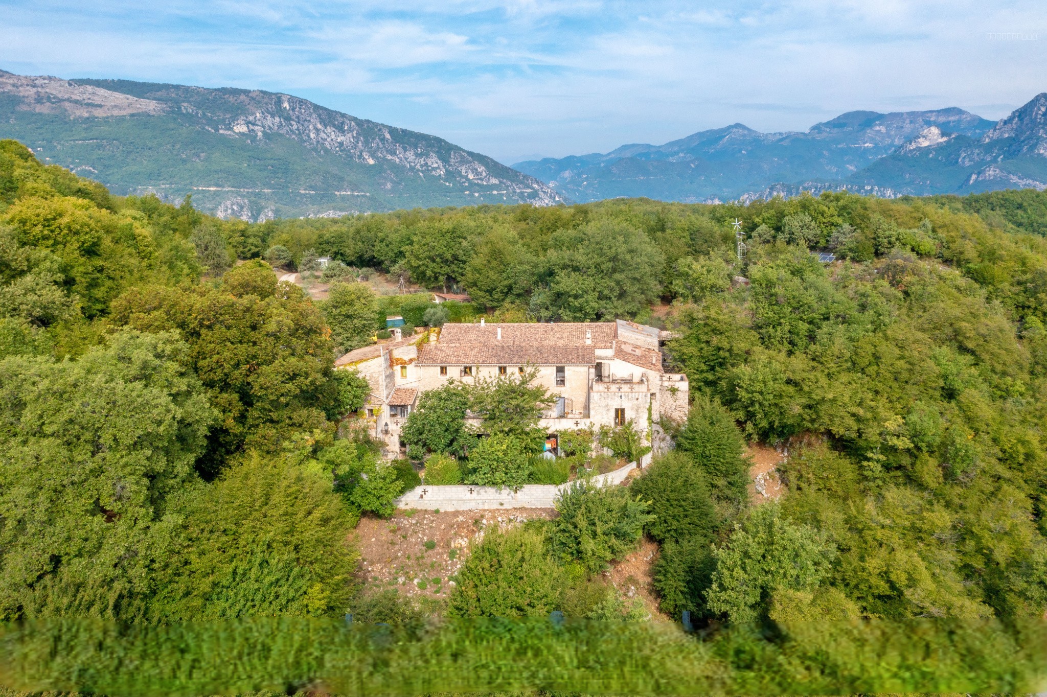 Bien immobilier à vendre à Frejus, 670 m² – photo 1 sur 6