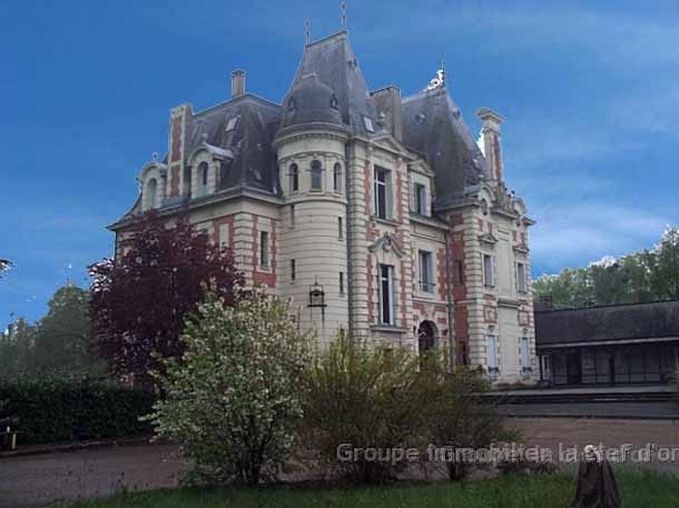 Maison à vendre à Le mans, 1 500 m², 50 pièces – photo 1 sur 8