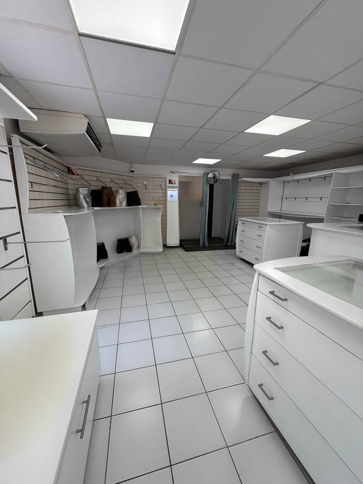 Local commercial à louer à Saint martin, 55 m² – photo 2 sur 7
