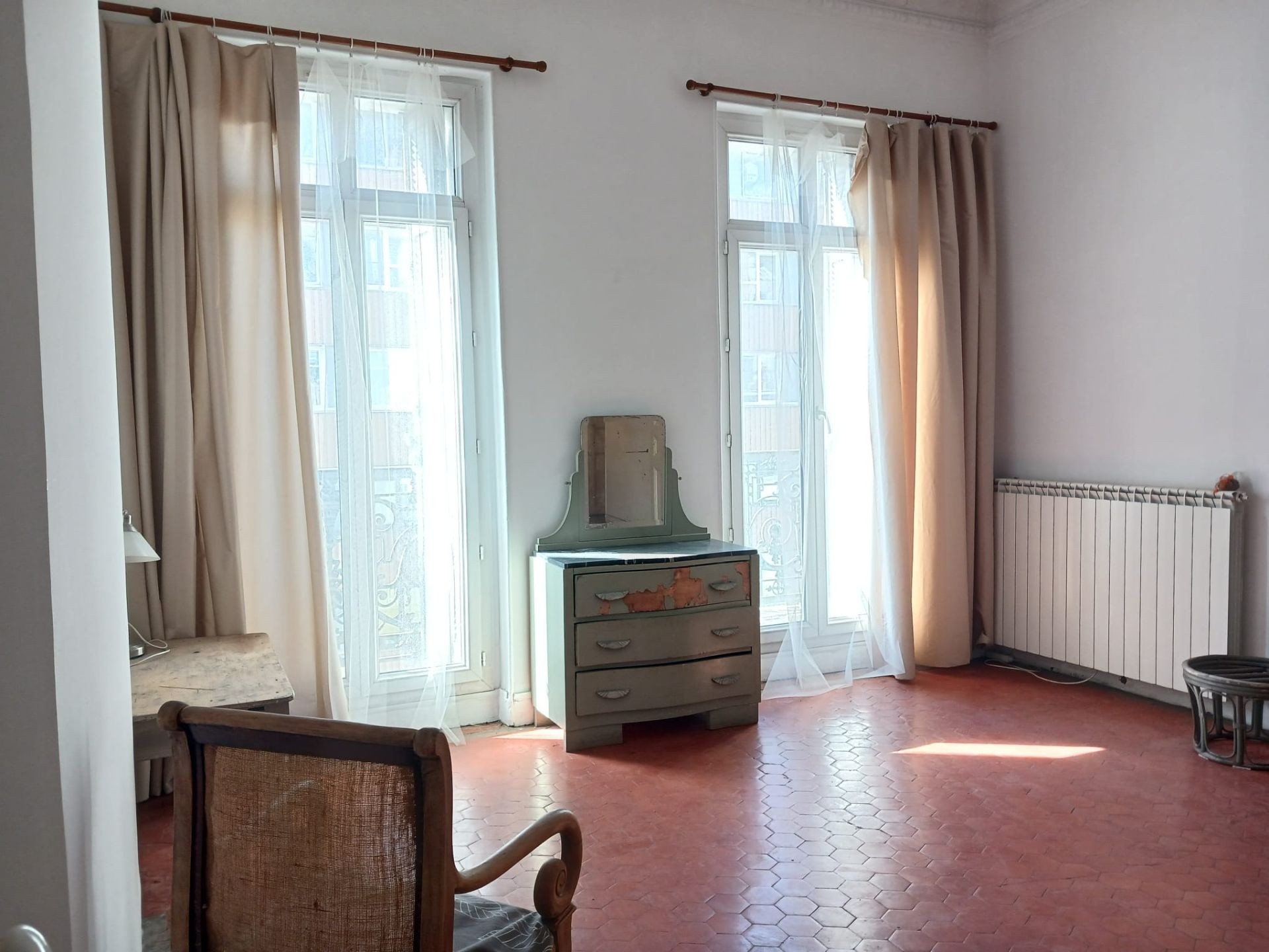 Appartement marseillais avec moulures, cheminées et balcon — photo 7