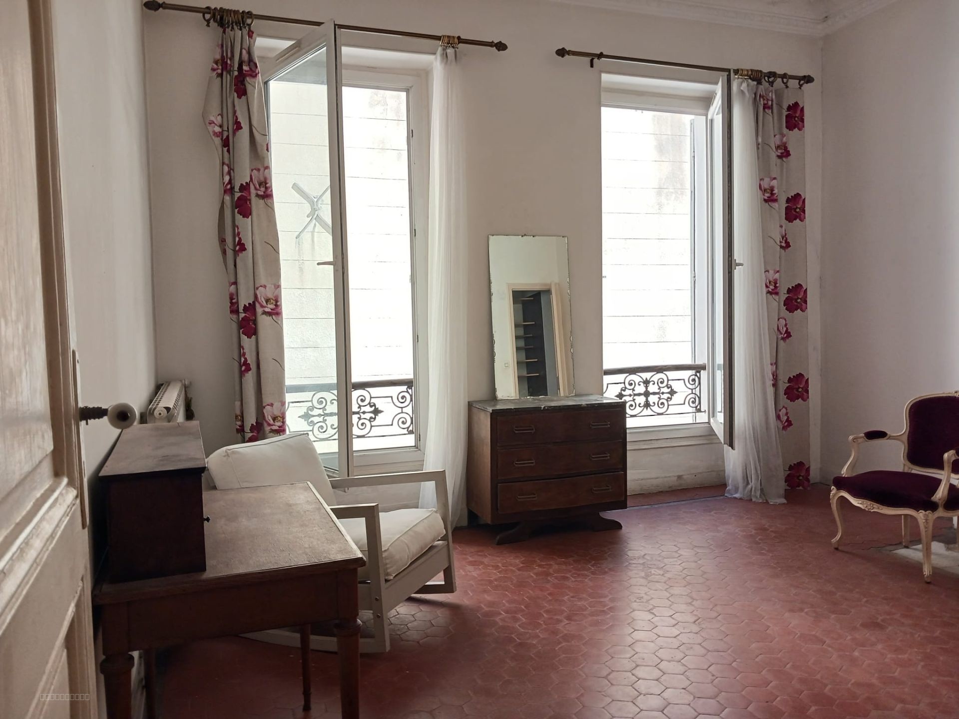 Appartement marseillais avec moulures, cheminées et balcon — photo 4
