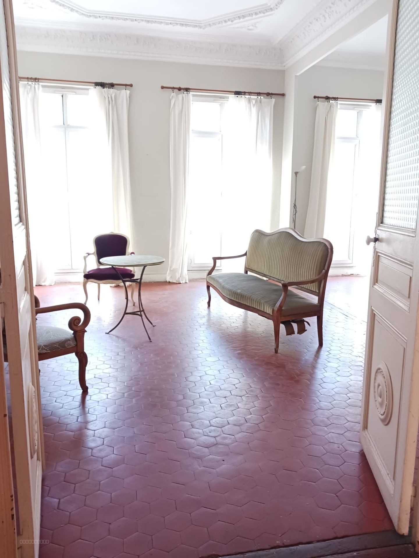 Appartement marseillais avec moulures, cheminées et balcon — photo 6