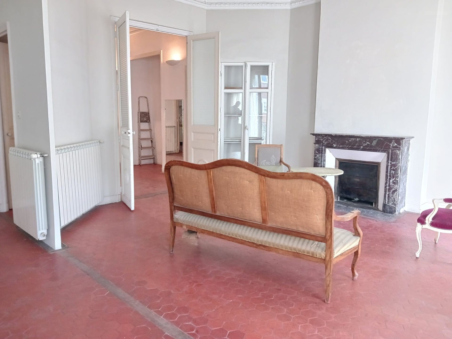 Appartement marseillais avec moulures, cheminées et balcon — photo 5