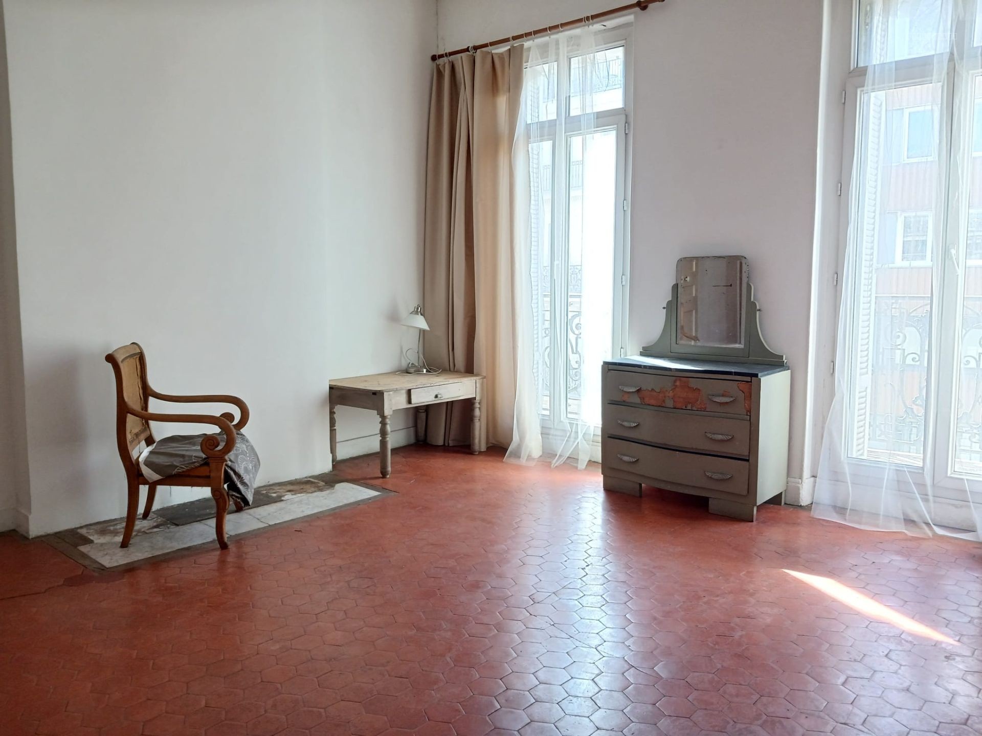Appartement marseillais avec moulures, cheminées et balcon — photo 3