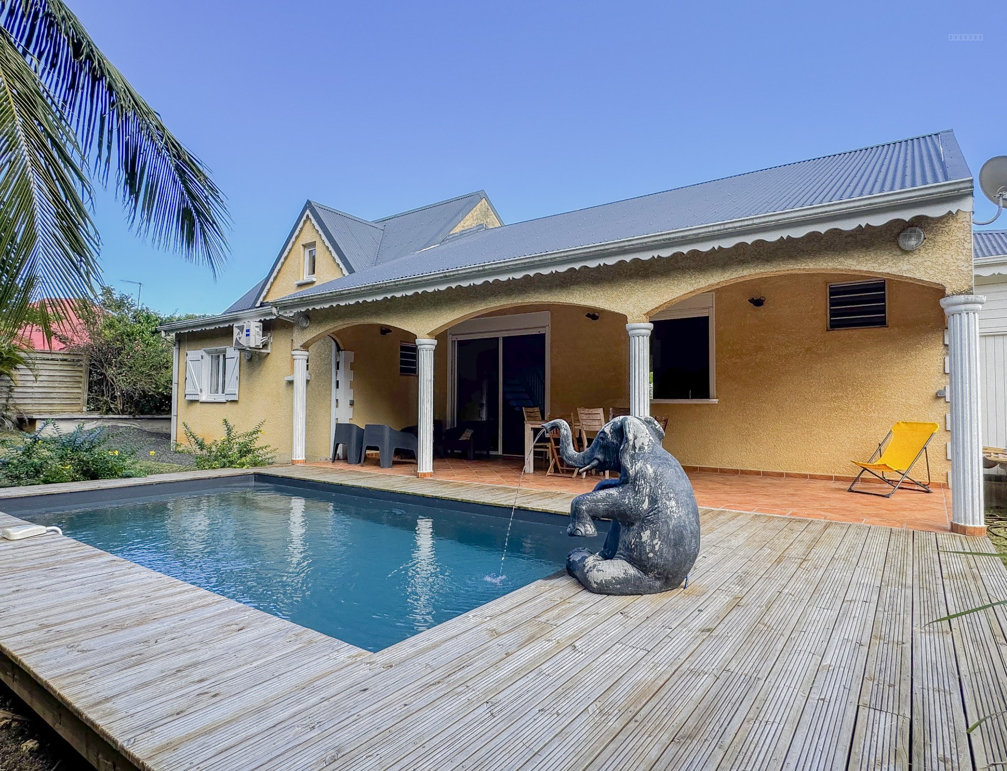 Villa à vendre à Le moule, 34 m², 6 pièces – photo 1 sur 17