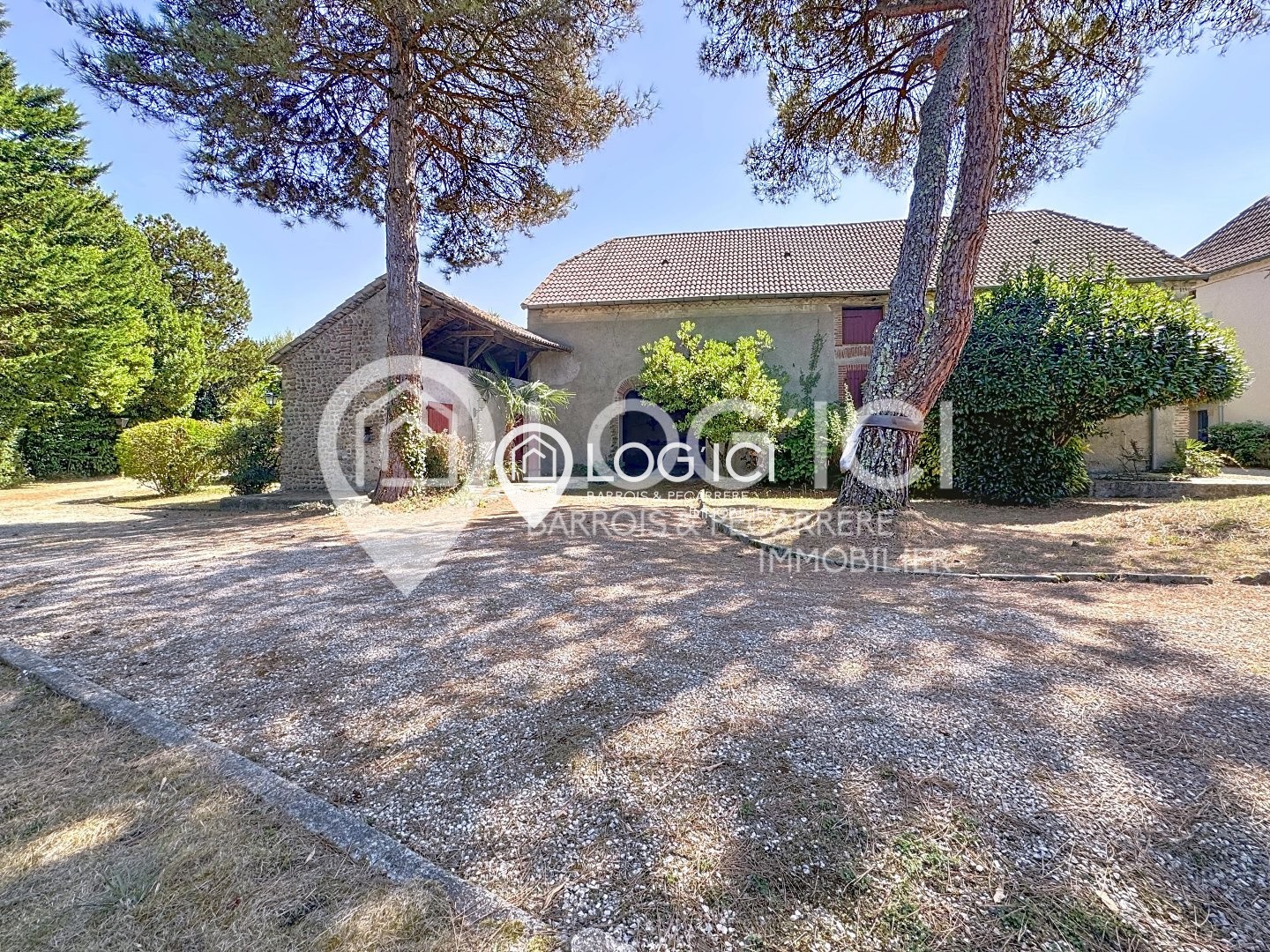 Propriété d'exception avec maison et dépendances — photo 15