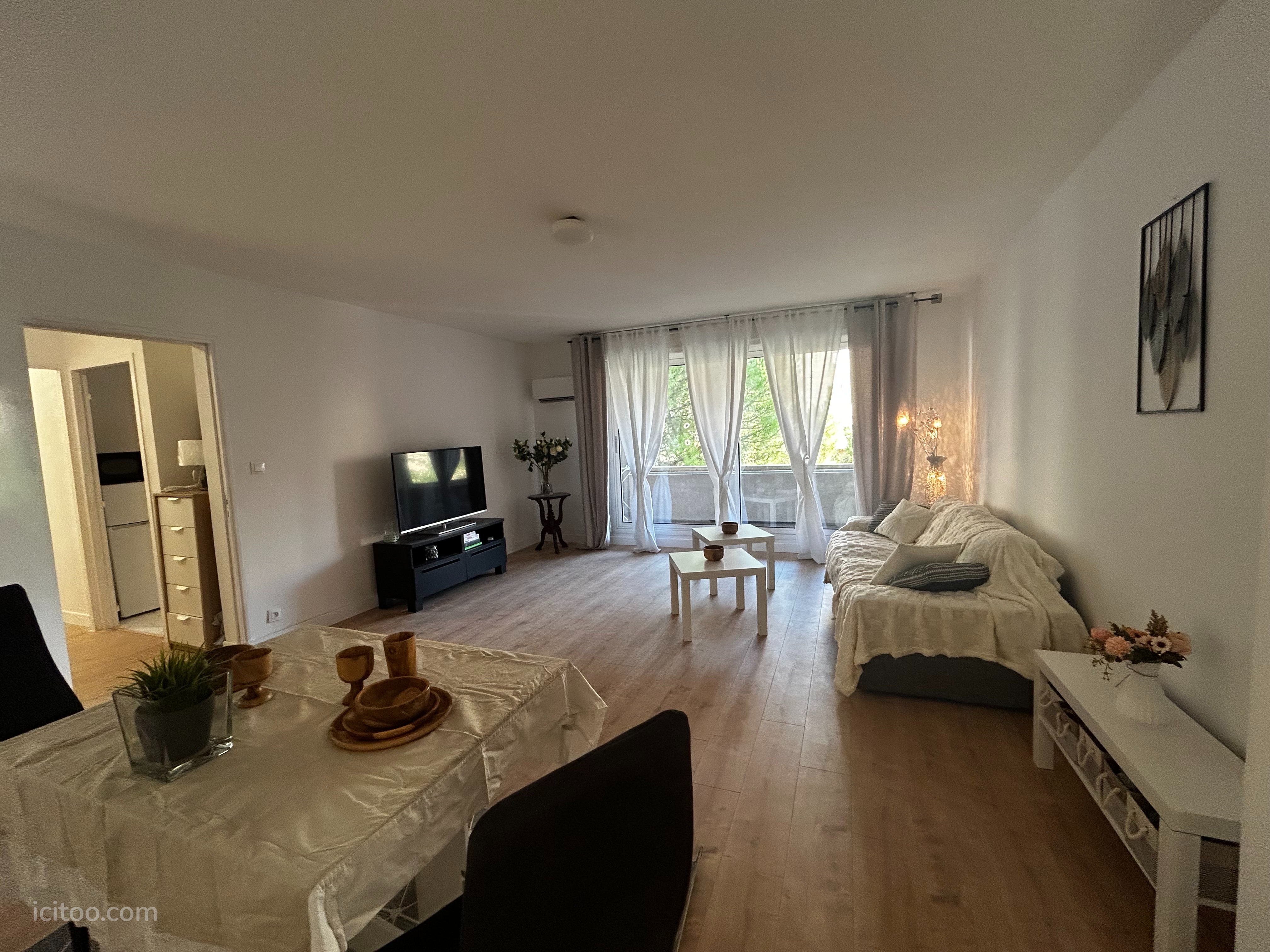 LES ANGLES – Grand T2 rénové de 56,96 m² avec balcon filant, parking et cave aménagée – DESTINATION MIXTE — photo 2