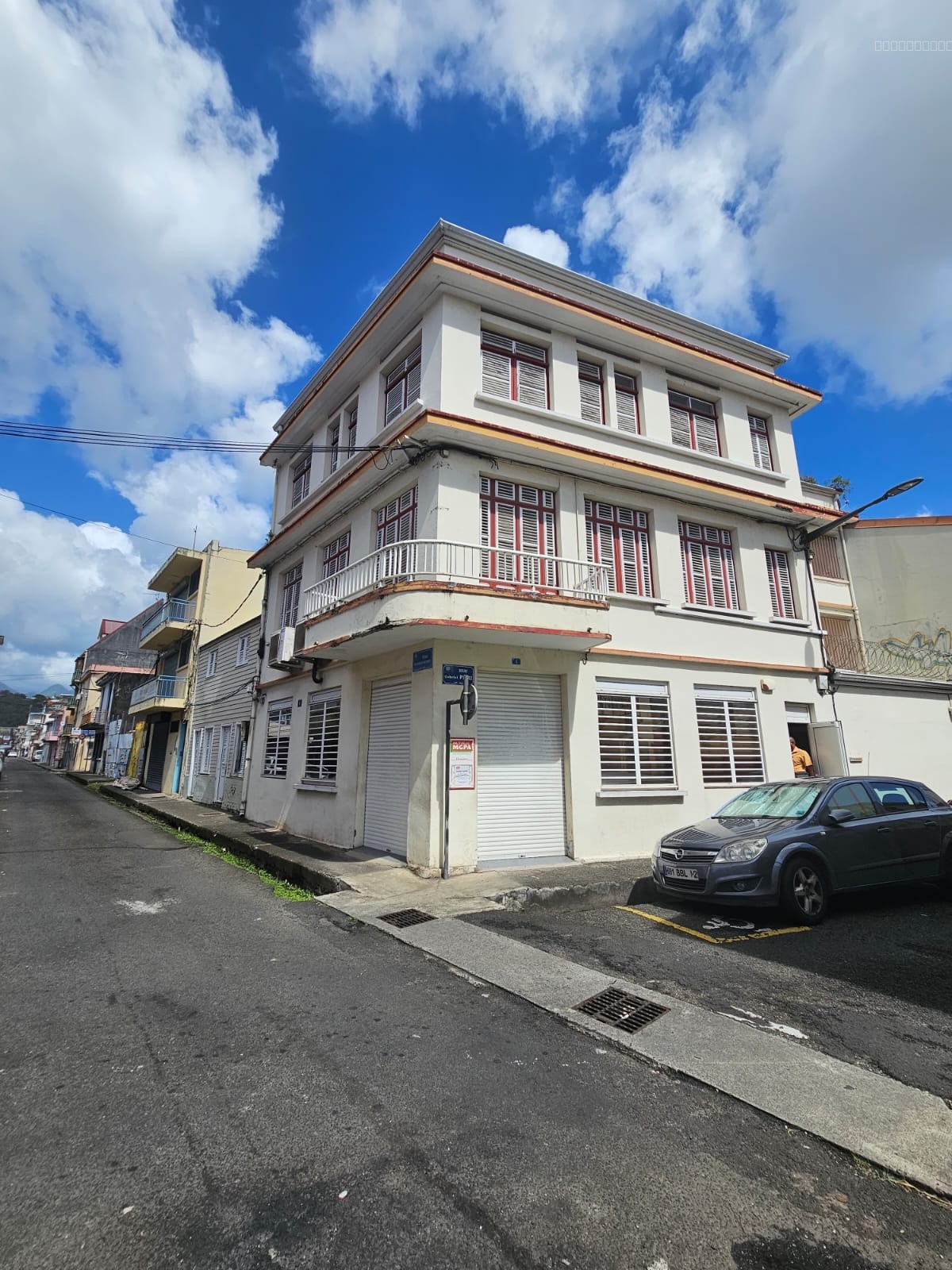 Local commercial à vendre à Fort de france, 114 m² – photo 1 sur 12