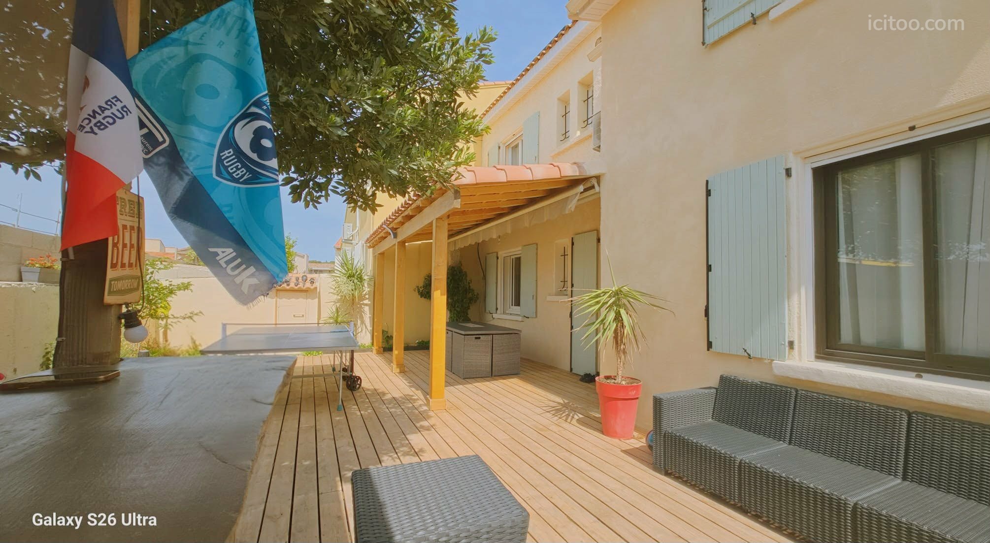Maison à vendre à Frontignan : terrasse en bois avec canapé d'extérieur et parasol