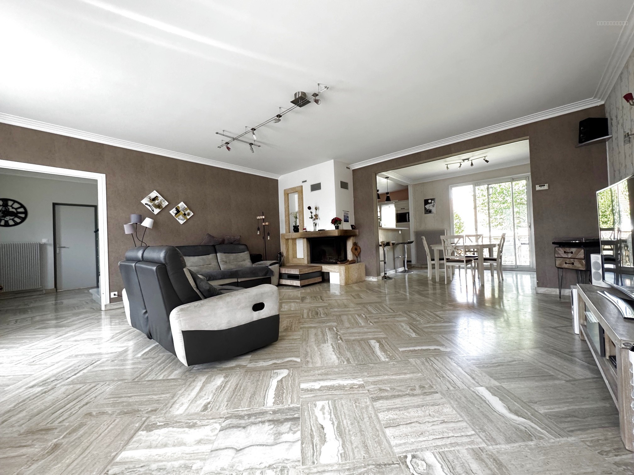 LA CHAPELLE EN SERVAL, grande Maison familiale individuelle de 8 pièces de 220 m2 habitable sur sous sol total — photo 3