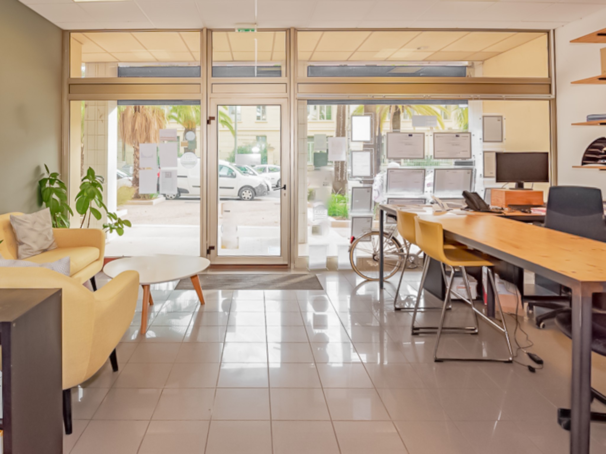 Local commercial 79m2 vitrine 5.5m linéaire avenue Gambetta — photo 3