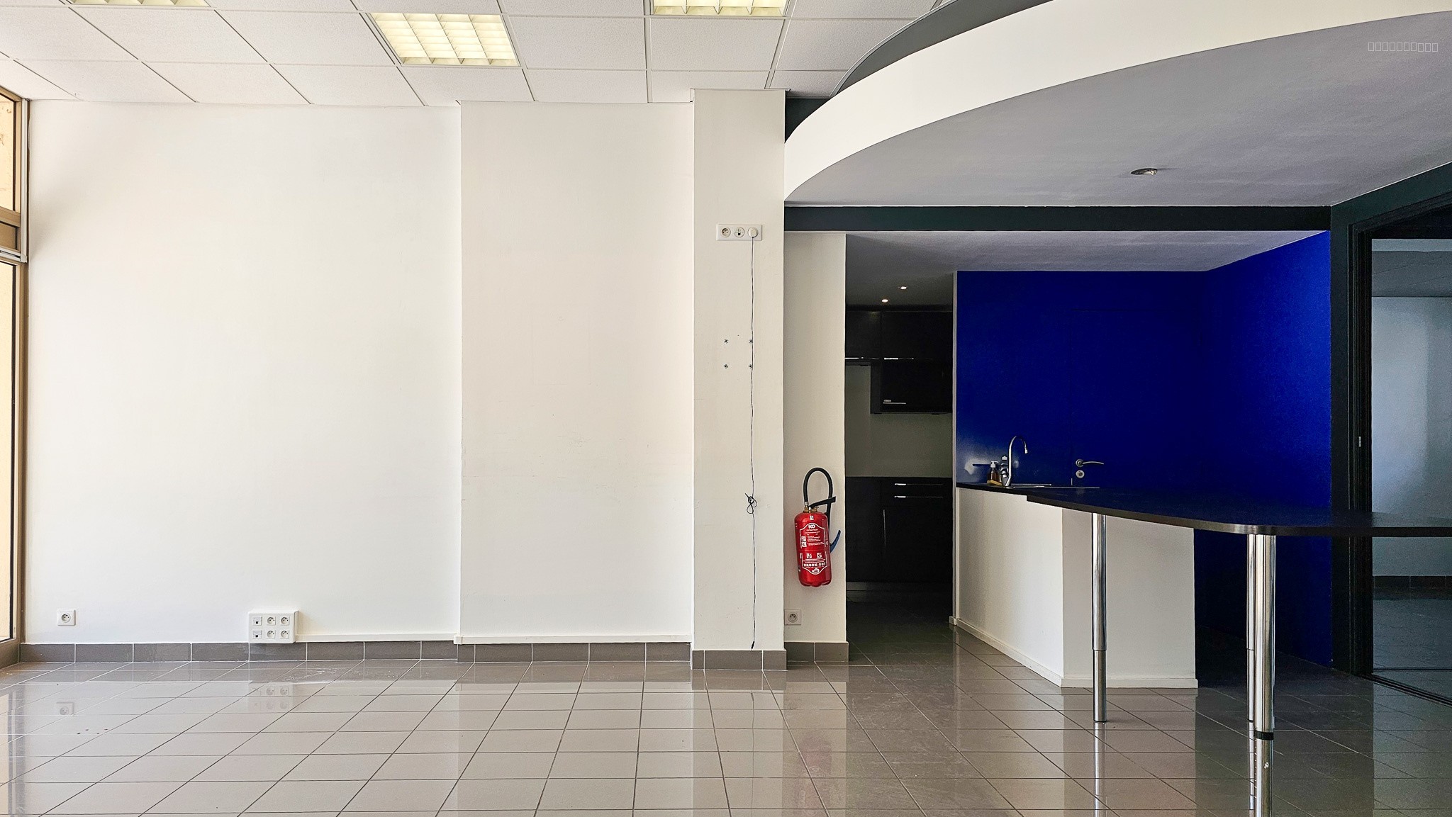 Local commercial ou bureaus - pas de droit d'entrée - 83m2 vitrine 5.5m linéaire - avenue Gambetta — photo 3