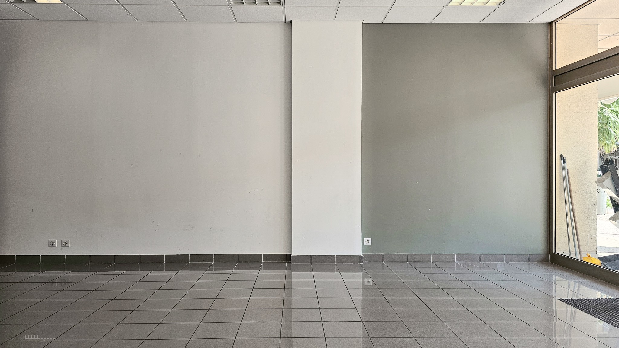 Local commercial ou bureaus - pas de droit d'entrée - 83m2 vitrine 5.5m linéaire - avenue Gambetta — photo 2