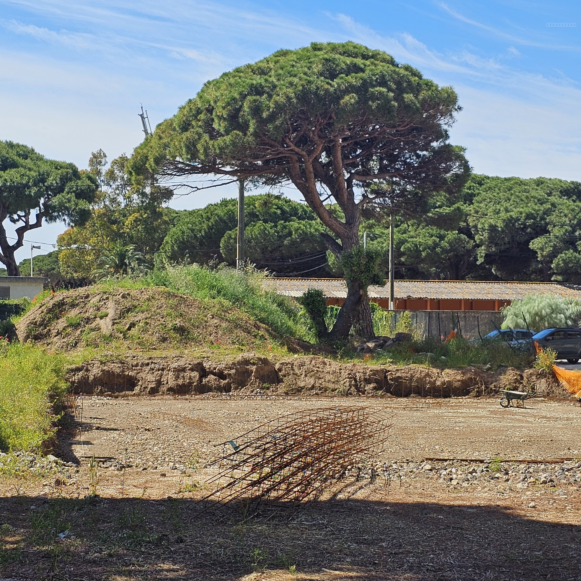 Bien immobilier à vendre à Hyeres, 1 408 m² – photo 1 sur 4