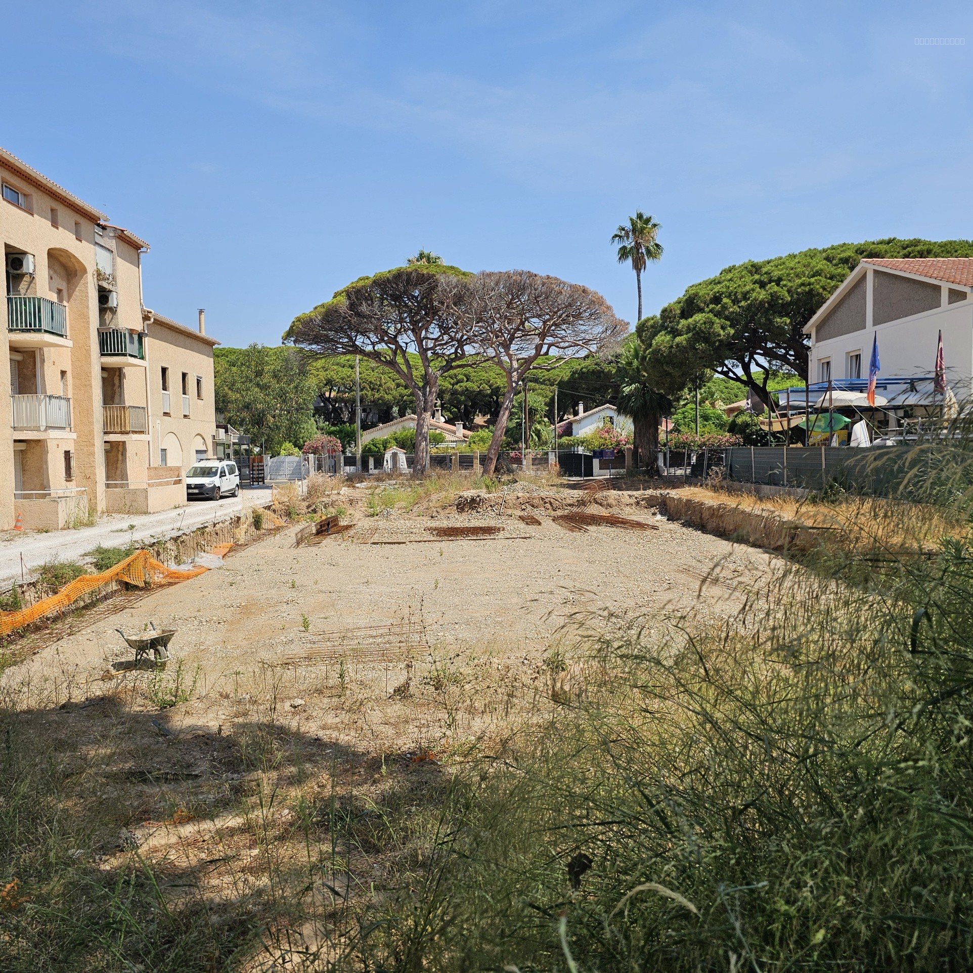 Bien immobilier à vendre à Hyeres, 1 408 m² – photo 3 sur 4