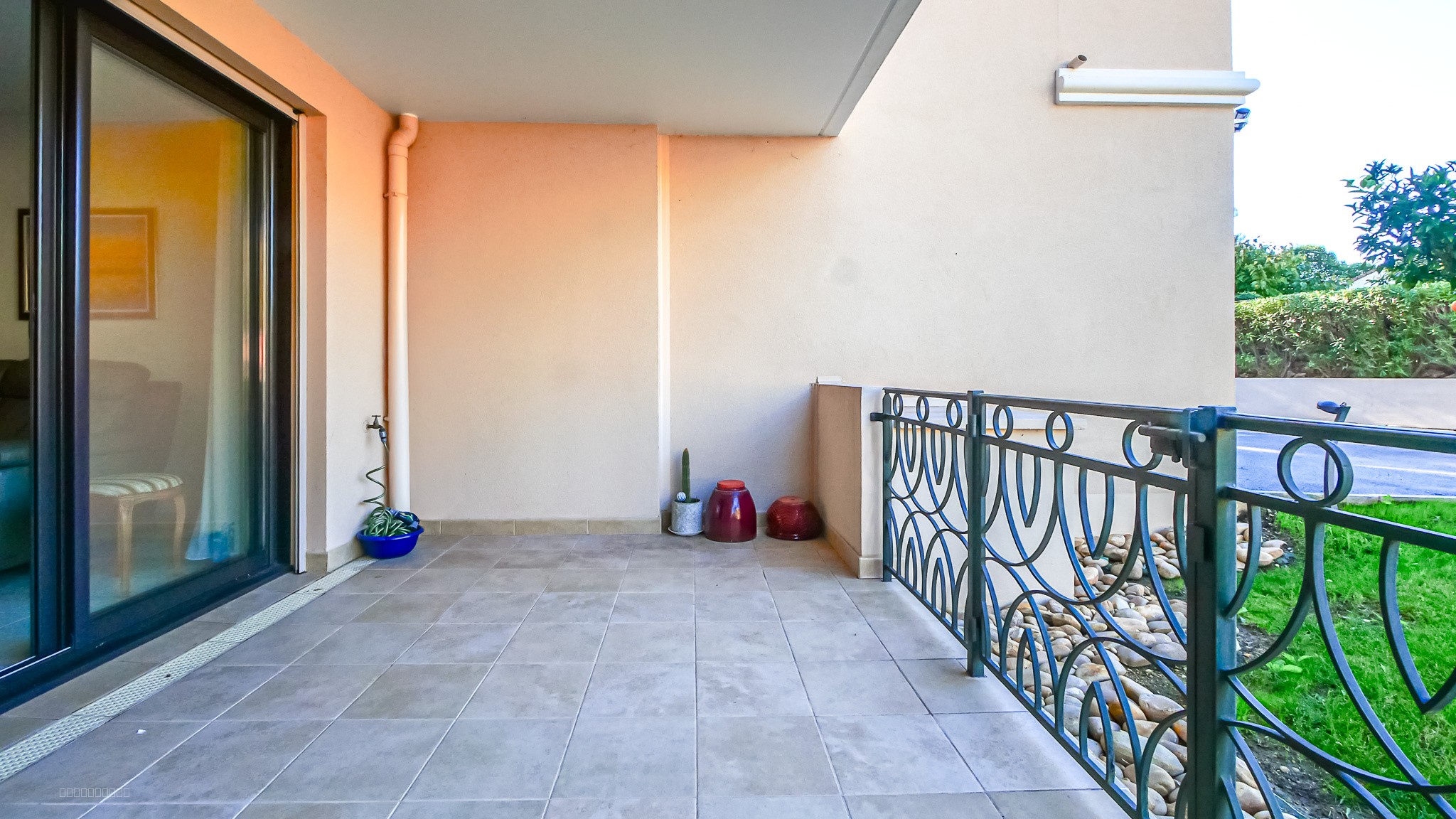 HYERES OUEST - LE PALAIS - T3 rez-de-jardin - garage et terrasse - calme et grand standing — photo 10