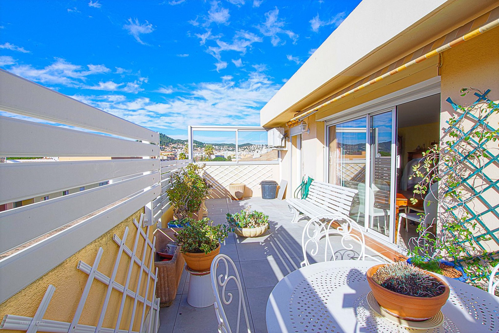 Hyères gare - T4 dernier étage avec terrasse 24m2 - parking - garage — photo 4