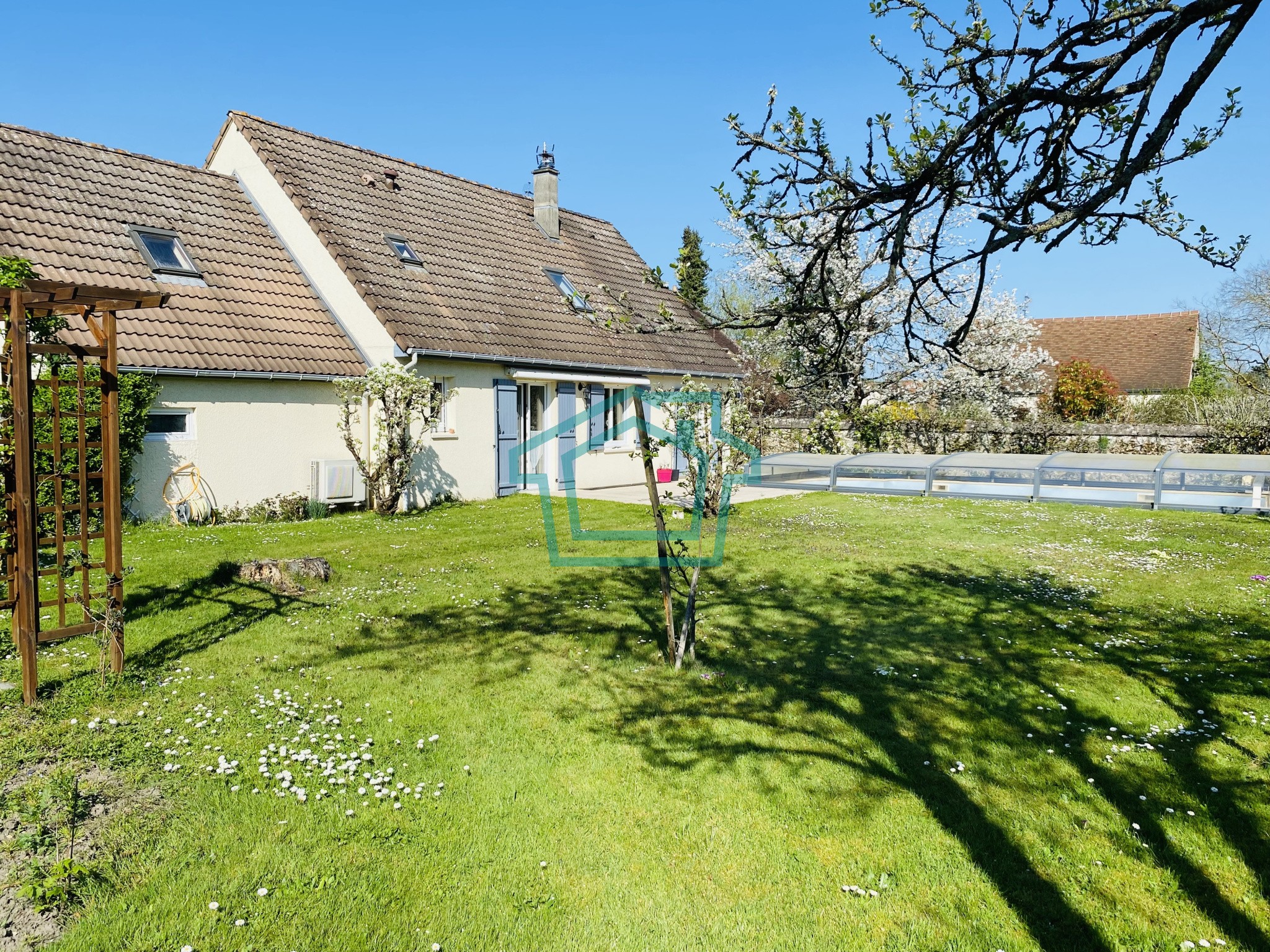 Maison à vendre à Montfort l amaury, 120 m², 7 pièces – photo 1 sur 17