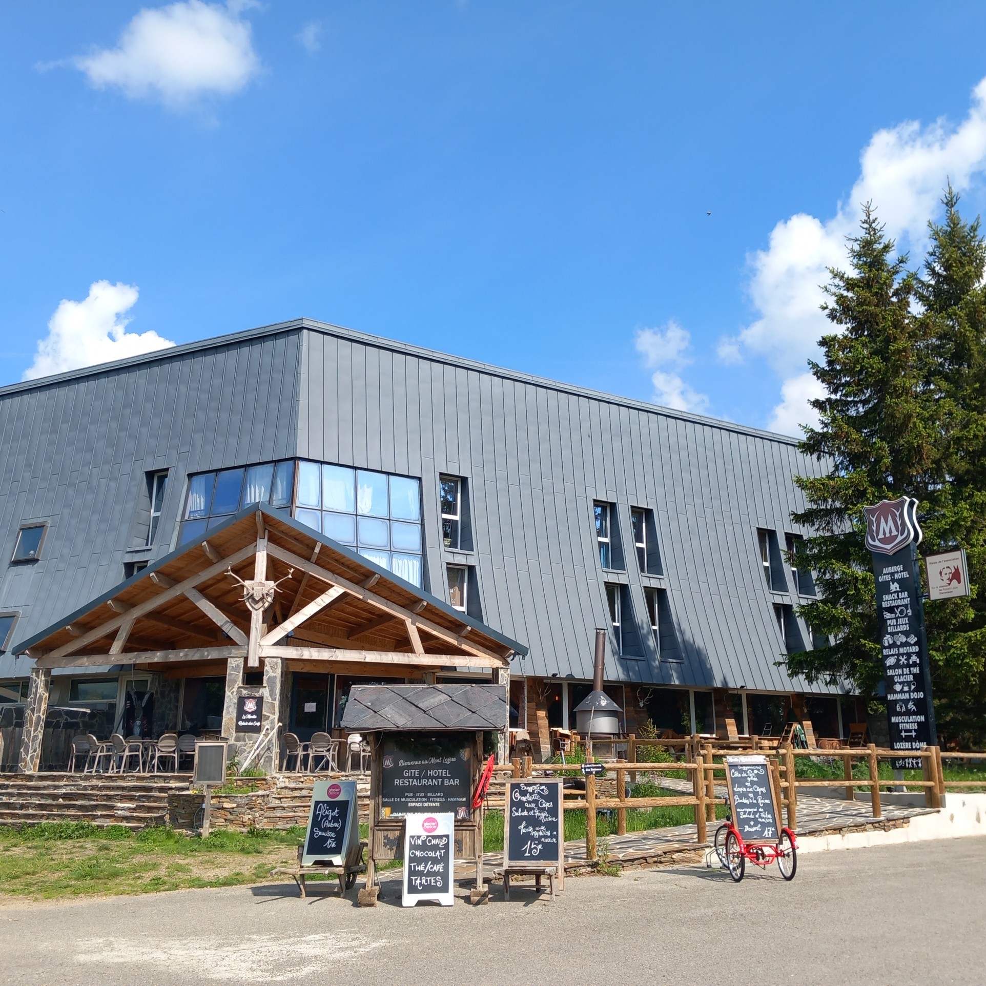 Fonds de commerce à vendre à Le bleymard, 2 600 m² – photo 1 sur 8