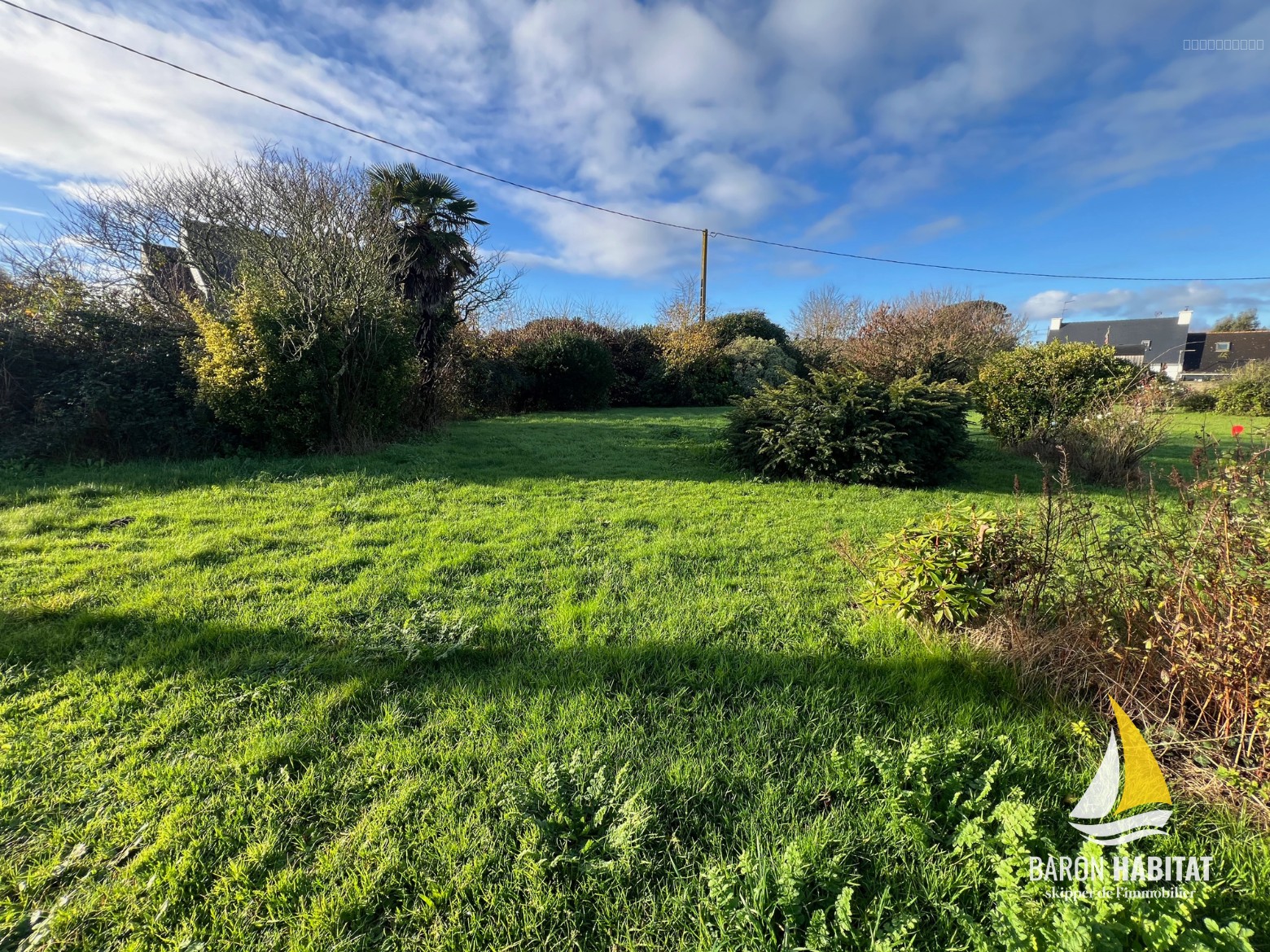 Bien immobilier à vendre à Plouhinec, 501 m² – photo 1 sur 4