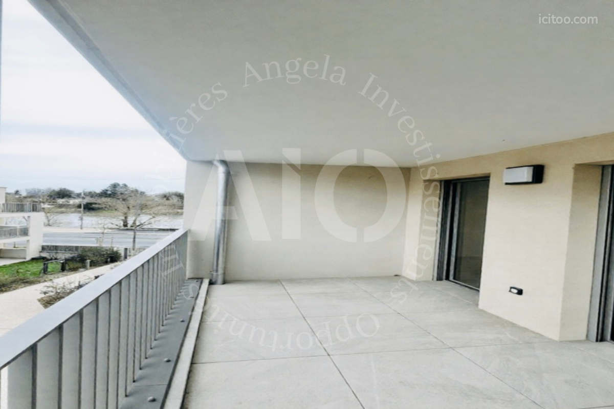Appartement à vendre à Fontaines-sur-Saône : terrasse avec sol carrelé et garde-corps métallique