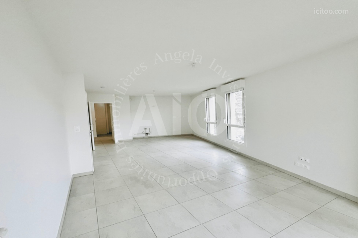 Appartement 3 pièces à vendre à Fontaines-sur-Saône (69270) : séjour vide avec grandes fenêtres et sol en carrelage