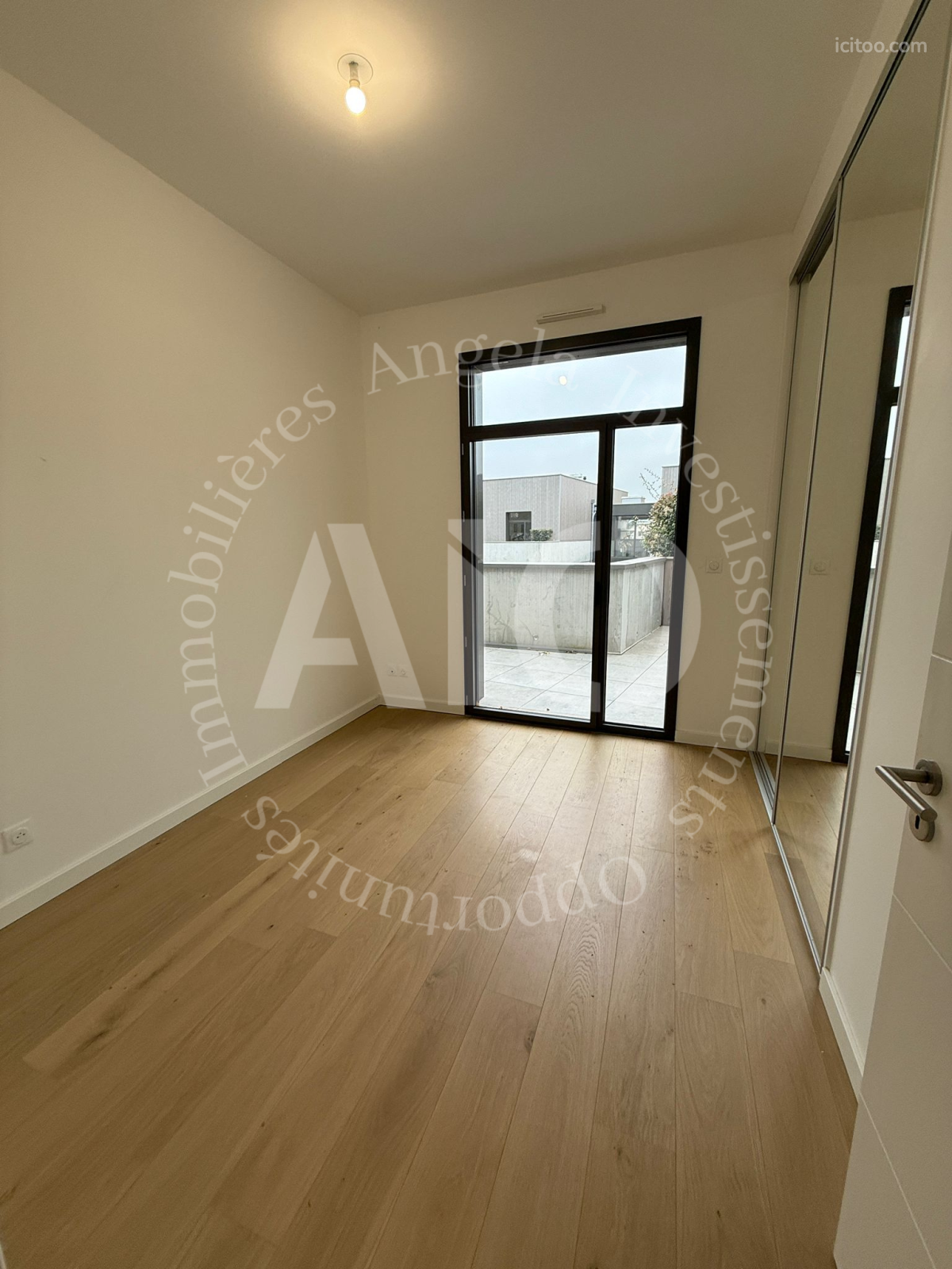 Appartement à vendre à Tassin-la-Demi-Lune : chambre avec parquet et grand placard miroir